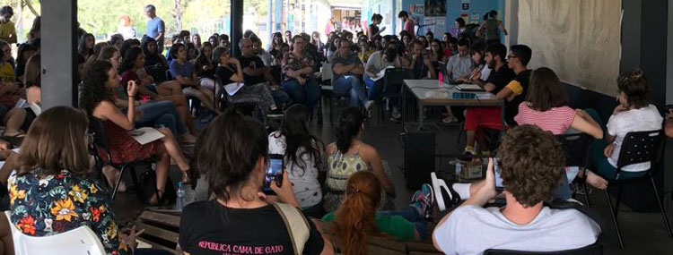 Manifestação--corte-de-bolsas